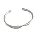 Women Twisted Bracelet - L’Heure Marquée 