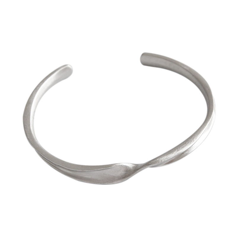 Women Twisted Bracelet - L’Heure Marquée 