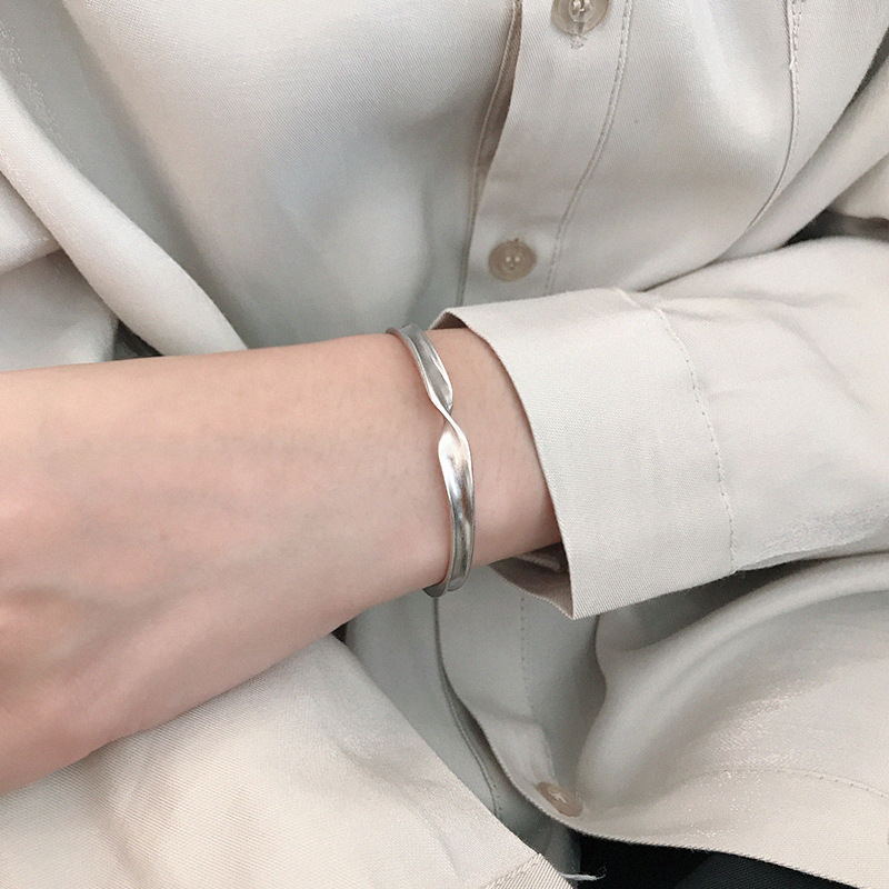 Women Twisted Bracelet - L’Heure Marquée 