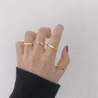 Minimalist Mobius Twisted Ring - L’Heure Marquée 