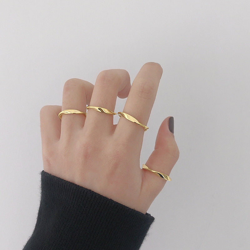 Minimalist Mobius Twisted Ring - L’Heure Marquée 