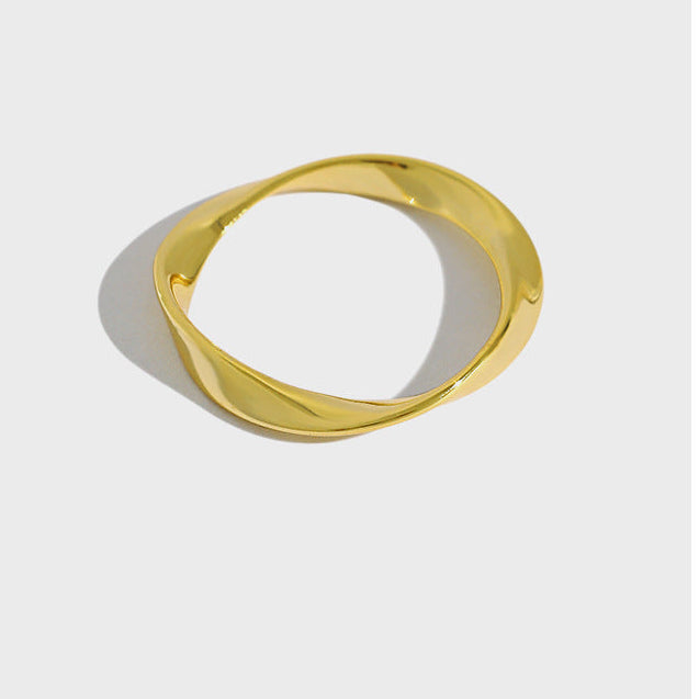 Minimalist Mobius Twisted Ring - L’Heure Marquée 