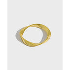 Minimalist Mobius Twisted Ring - L’Heure Marquée 