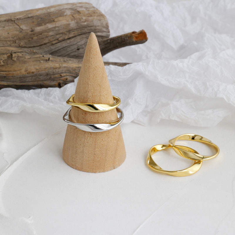 Minimalist Mobius Twisted Ring - L’Heure Marquée 