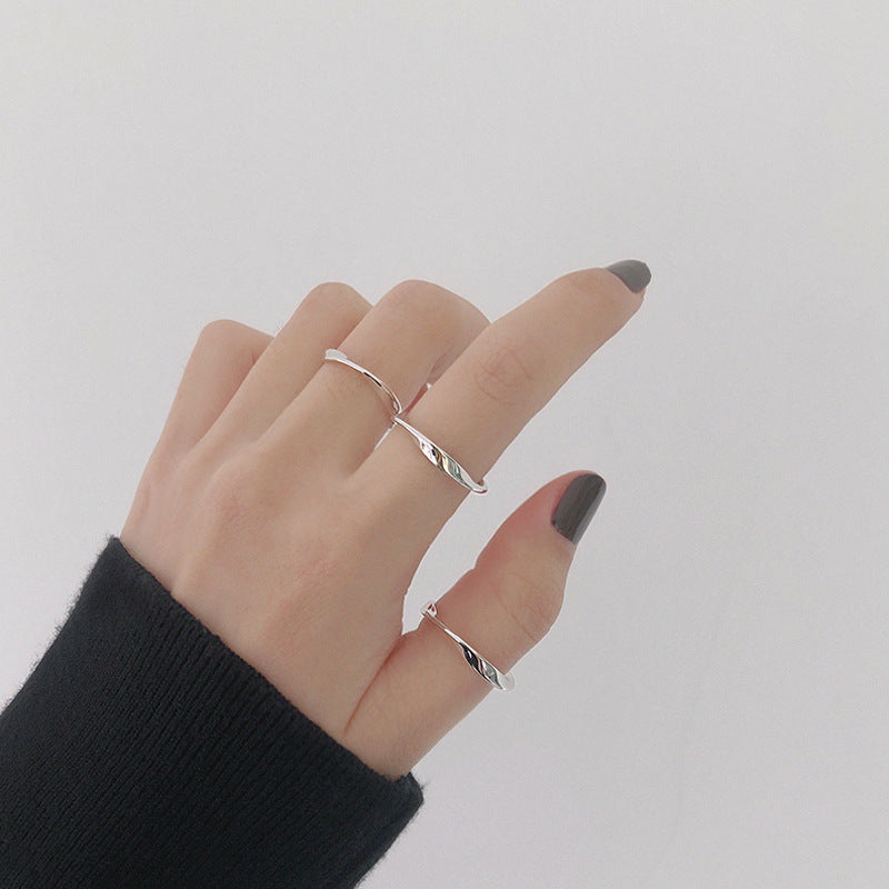 Minimalist Mobius Twisted Ring - L’Heure Marquée 
