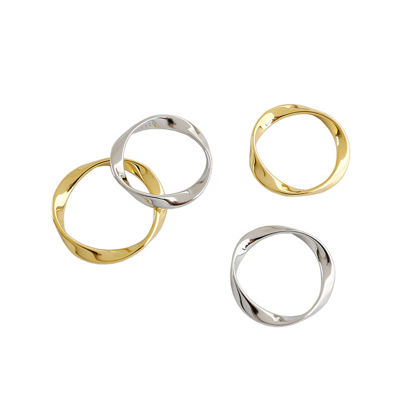 Minimalist Mobius Twisted Ring - L’Heure Marquée 
