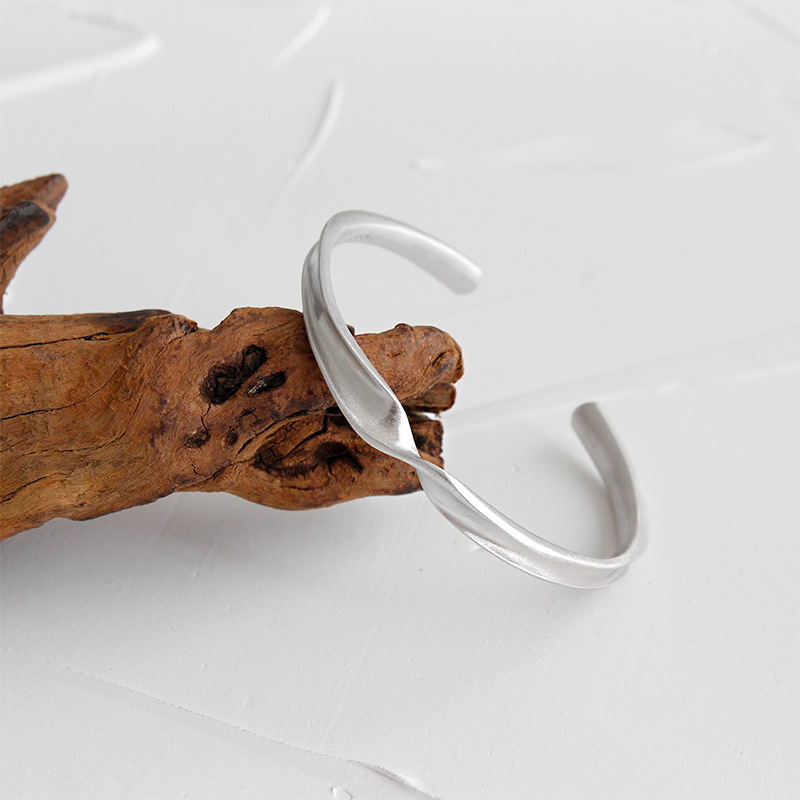 Women Twisted Bracelet - L’Heure Marquée 
