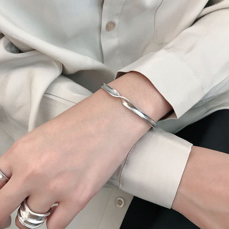 Women Twisted Bracelet - L’Heure Marquée 